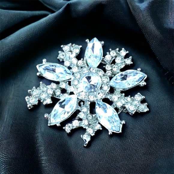 unknown Accessories - 💥Vintage Gorgeous Snowflake like Flower Rhinestones Brooch.💥